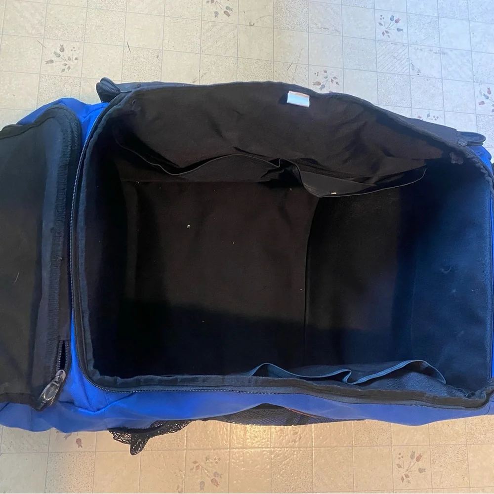 Rubbermaid Blue and Black Garment/Sports Bag with Durable Design